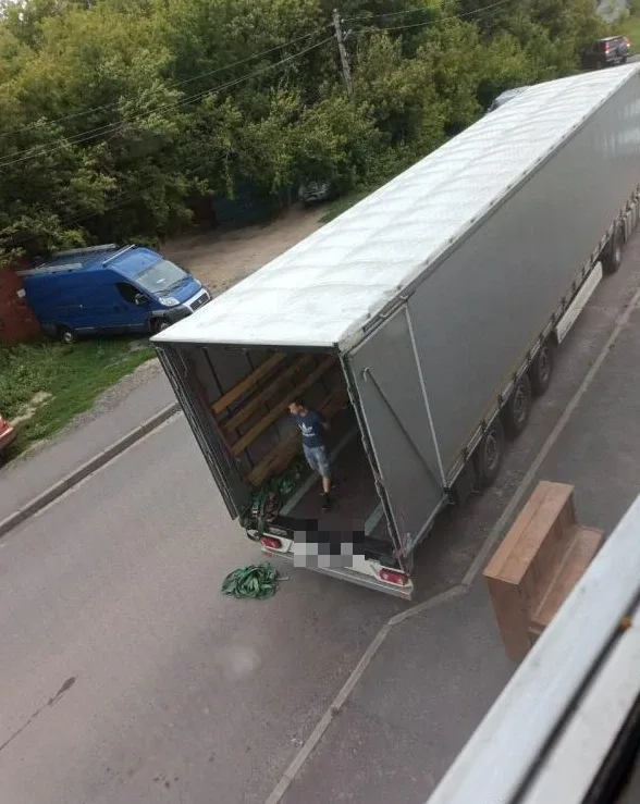 Фура с открытым бортом под загрузкой