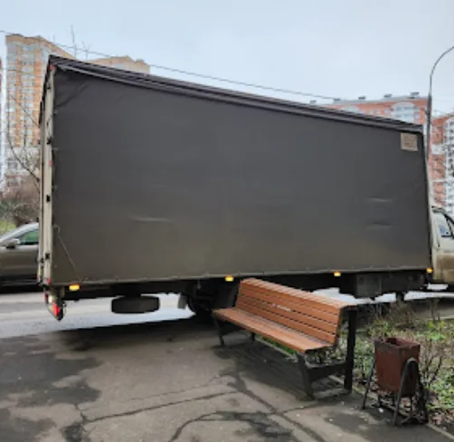 Тентованный борт, припаркованный во дворе